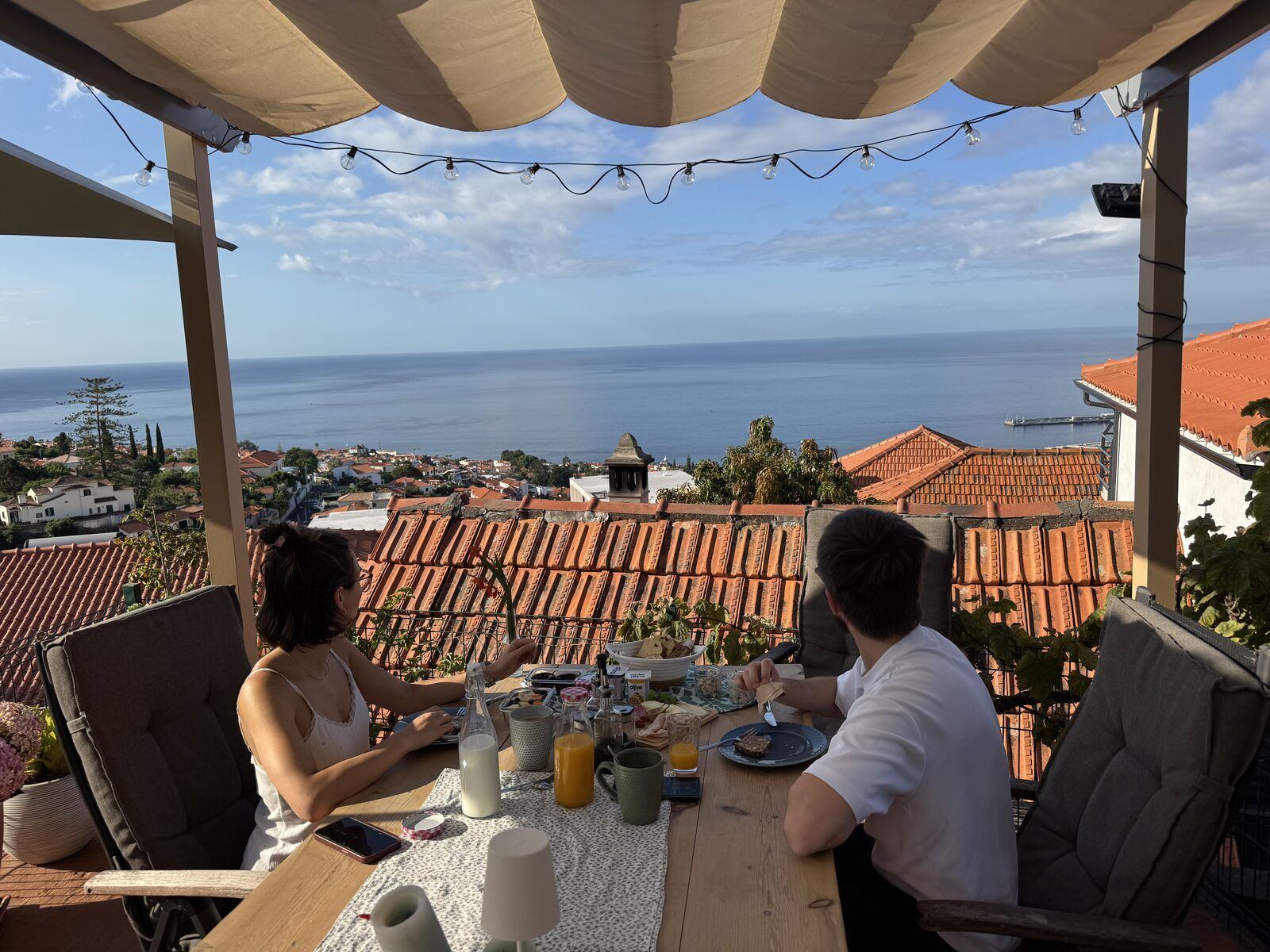 Frühstück auf der Terrasse eines Ferienzimmers mit Meerblick