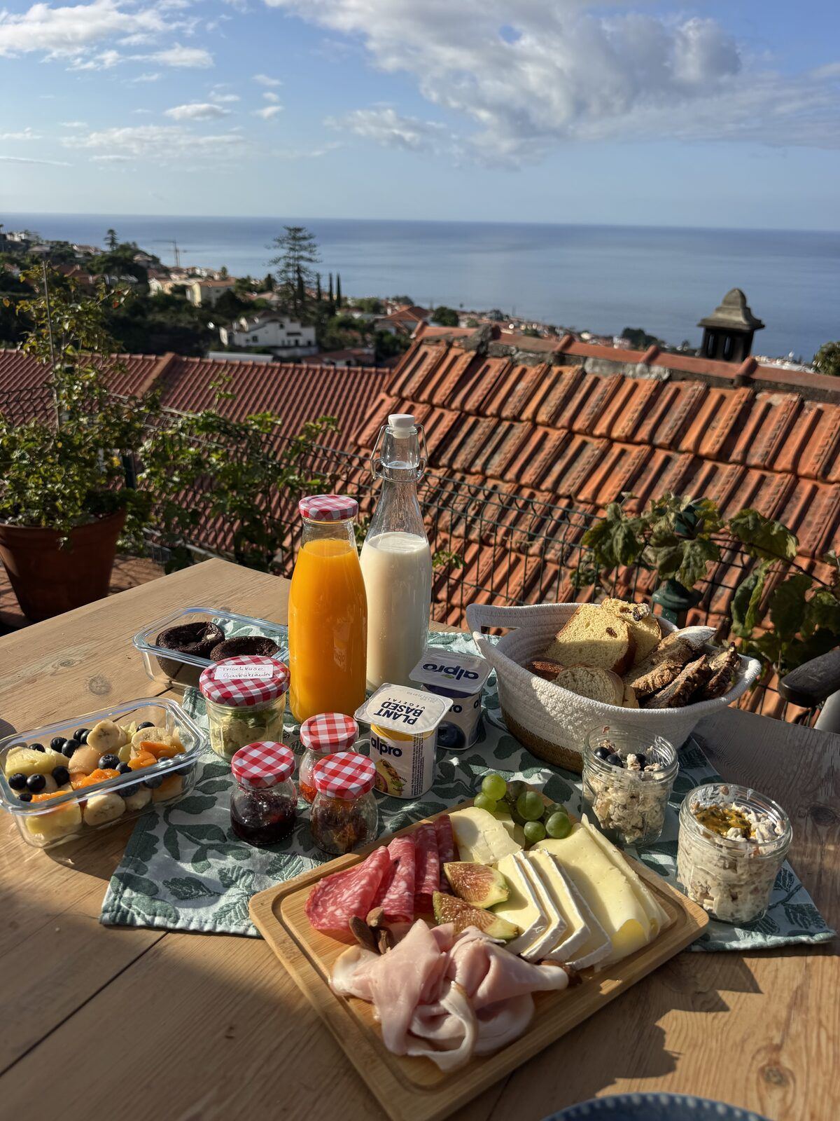 Frischer Frühstückskorb von der Terrasse einer Ferienwohnung mit Blick über Funchal und das Meer