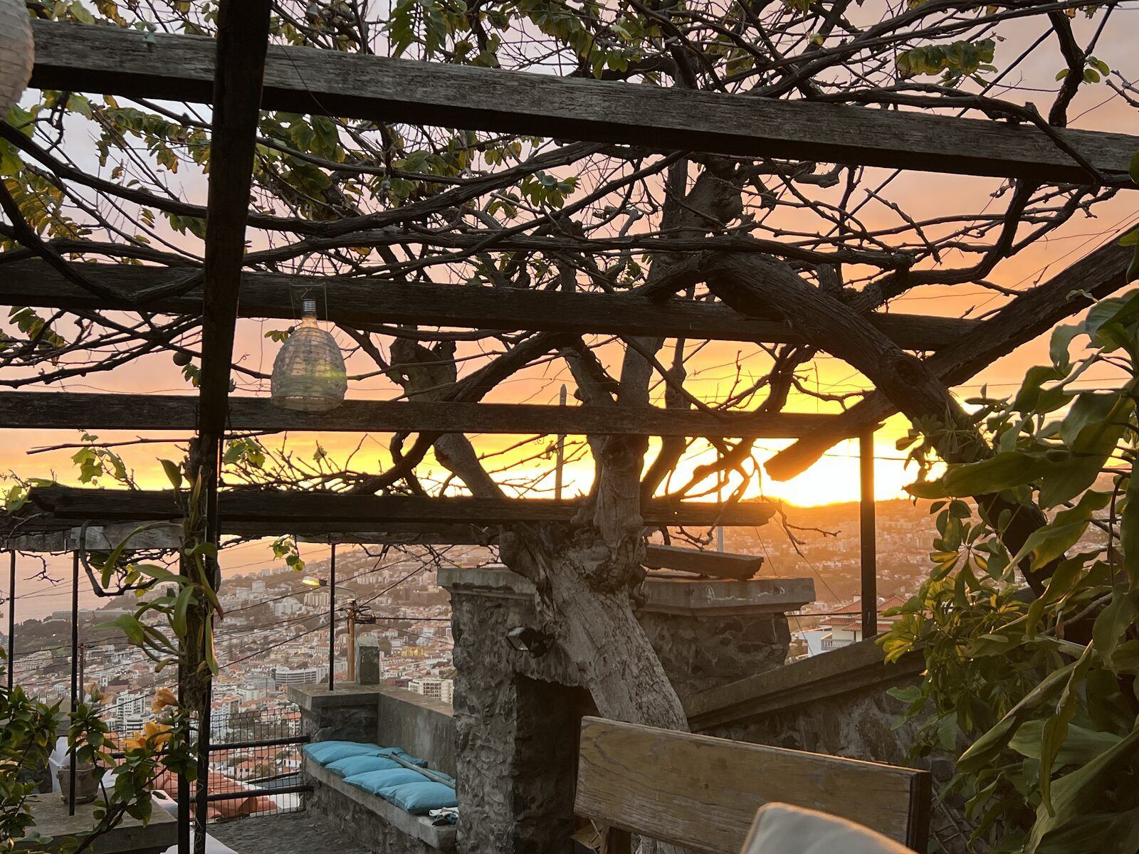 Terrasse mit Blick über die Stadt und den Hafen bei Sonnenuntergang