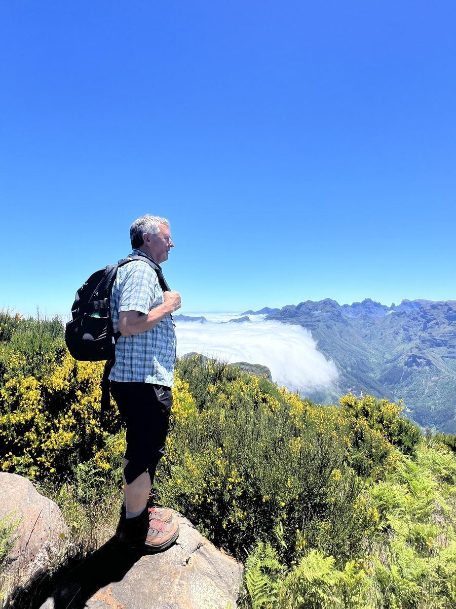 Michel mit Blick auf einen Wasserfall auf Madeira